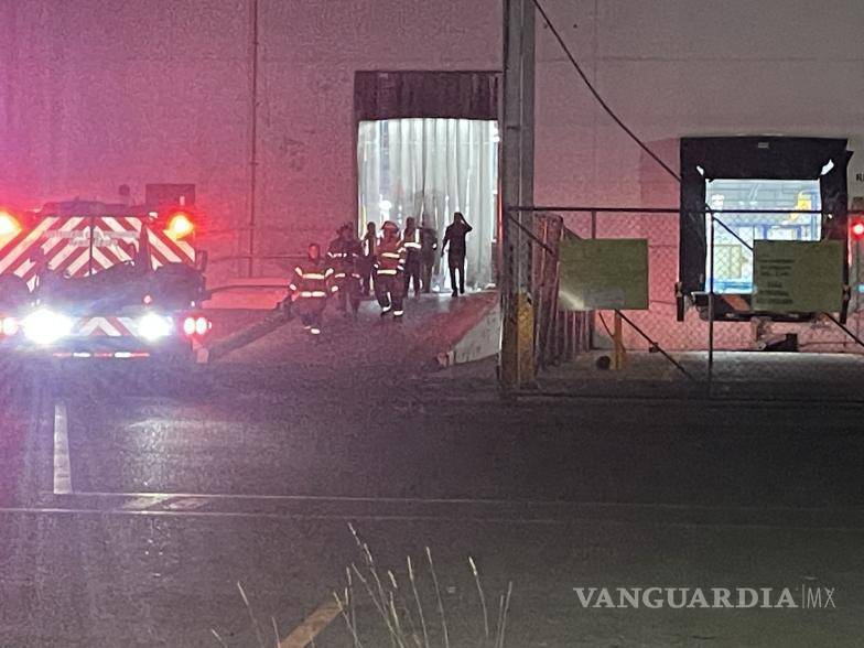 $!La columna de humo fue visible desde el exterior de la planta, lo que generó alarma entre los trabajadores.