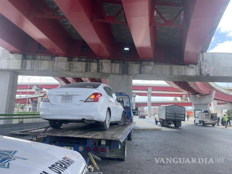 $!El vehículo fue retirado del lugar por una grúa y trasladado a la delegación de la Policía Municipal para los procedimientos correspondientes.