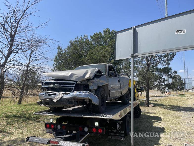 $!Restos de la camioneta Chevrolet Pick Up que terminó destruida tras ser arrastrada más de 400 metros por un tráiler en la carretera a Monterrey.