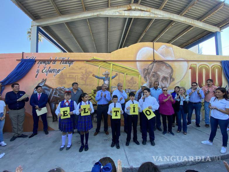 $!Un grupo de alumnos dio un mensaje de agradecimiento a Lorenzo Rodríguez.