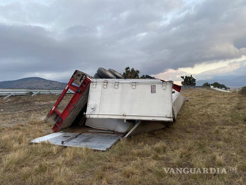 $!Personal de Caminos y Puentes Federales acudió al lugar del accidente para atender la emergencia y coordinar el cierre temporal de un carril.