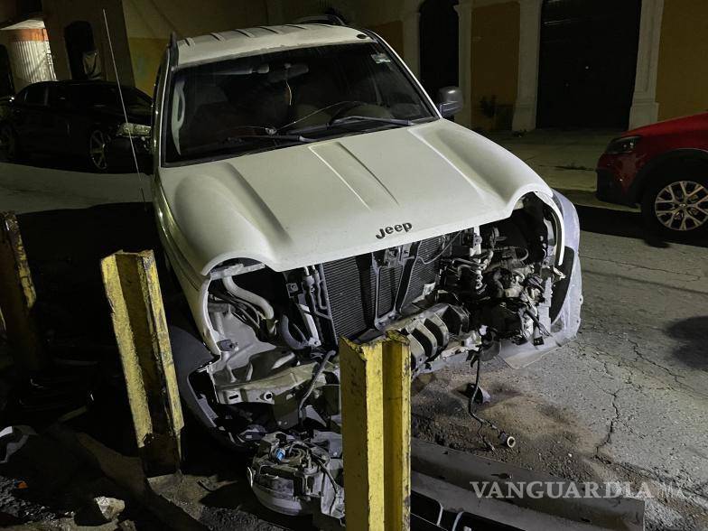 $!La camioneta terminó con el frente destrozado.