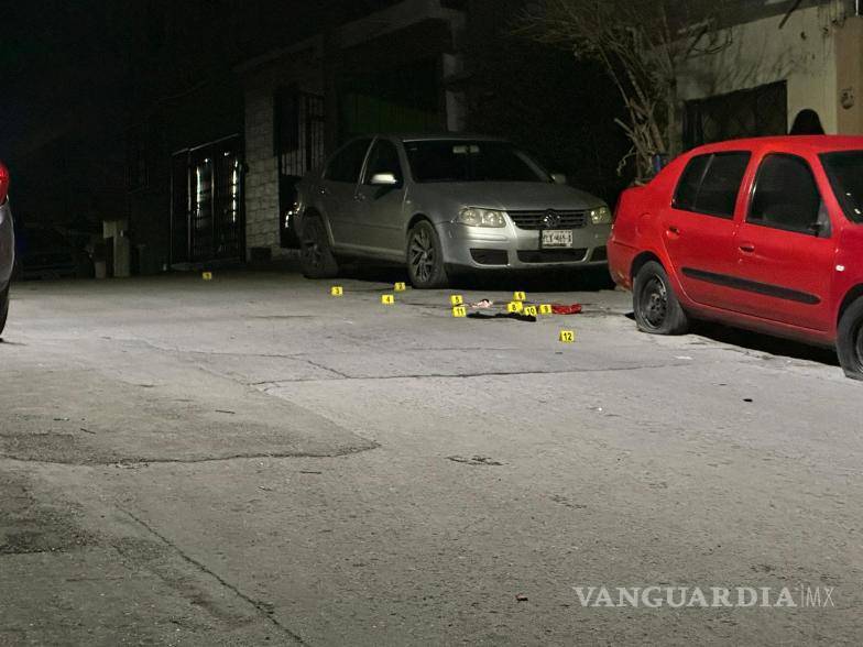 $!Peritos de la Fiscalía realizaron el levantamiento de evidencias en el cruce donde ocurrió la agresión.