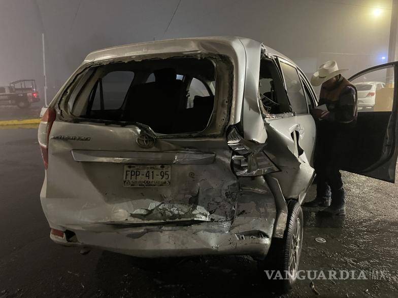 $!Se presume que el conductor de la camioneta Toyota había salido del bulevar Óscar Vélez e ingresado al bulevar Antonio Cárdenas, pero en ese momento el joven conductor, quien presuntamente manejaba a exceso de velocidad, no se percató de su presencia y lo chocó.