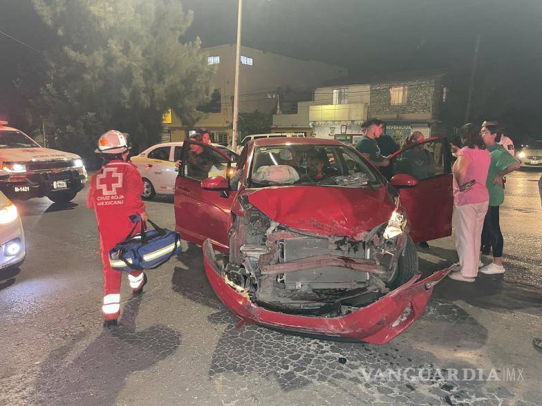 $!El auto de las jóvenes terminó destrozado.