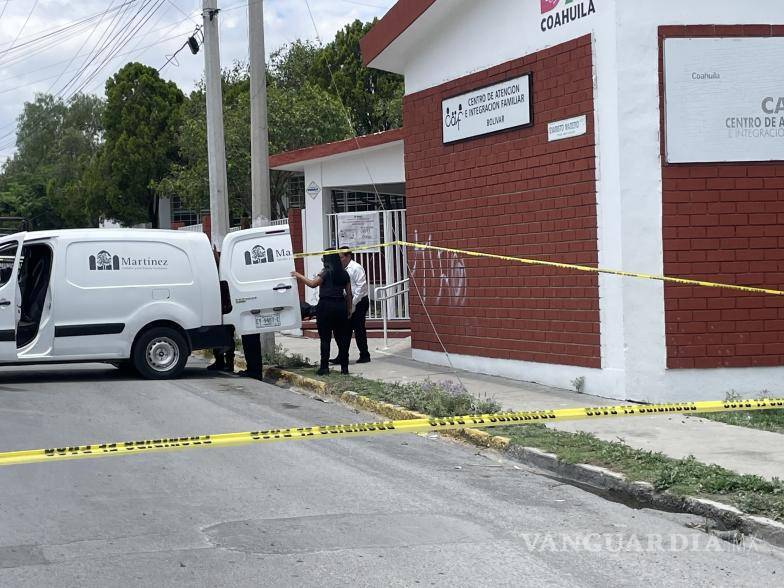 $!Personal forense trasladó el cuerpo del adulto mayor fallecido en la casilla del fraccionamiento Simón Bolívar, bajo protocolo de ley.