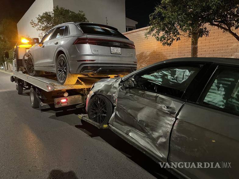 $!El oficial de Tránsito solicitó el apoyo de una grúa para remolcar los vehículos.