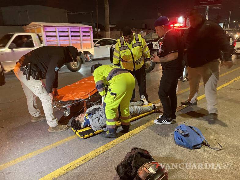 $!Édgar Ismael Estrada Jiménez, de 22 años de edad, resultó lesionado al caerse de la moto en la que iba de acompañante.
