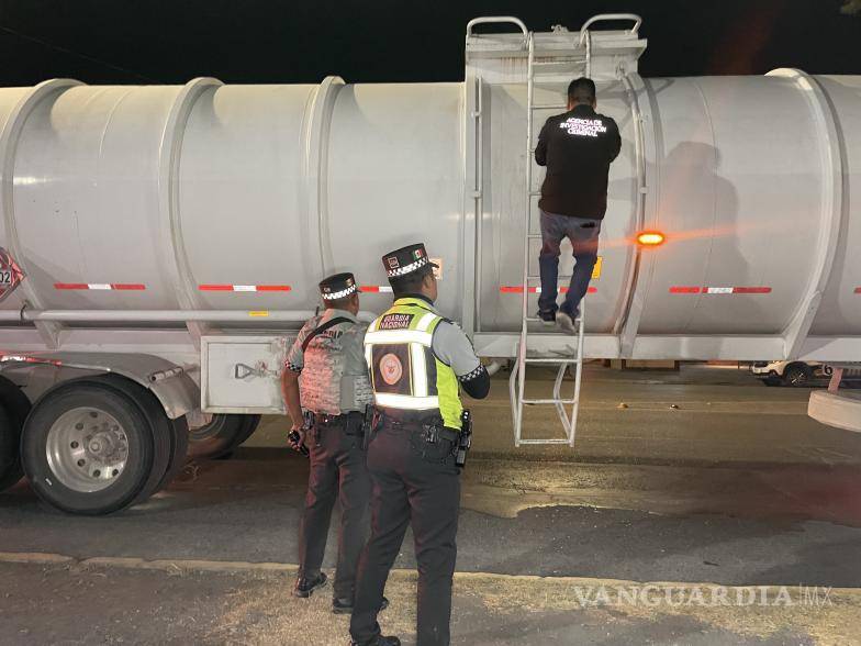 $!Bajo un fuerte dispositivo de seguridad, el tráiler y los sospechosos fueron trasladados al Ministerio Público Federal en Coahuila.