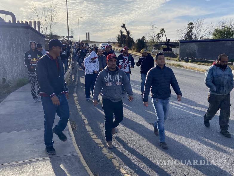 $!Trabajadores en las inmediaciones de la acerera.