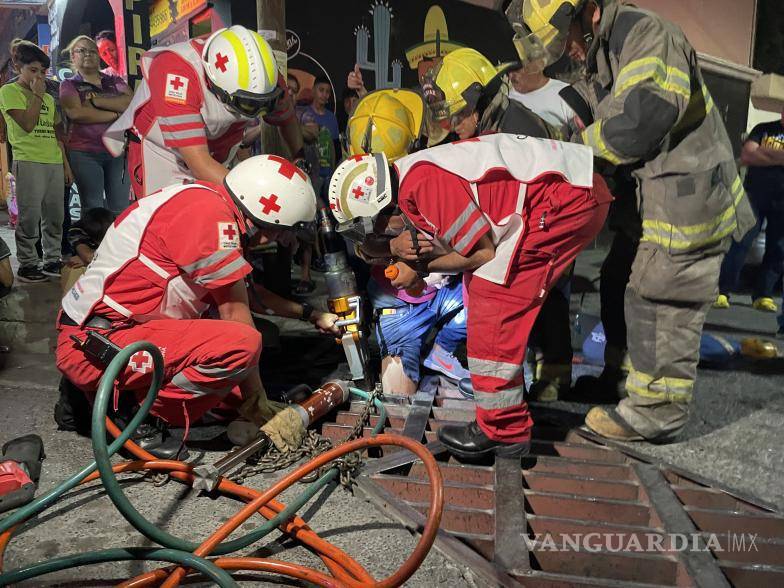 $!Los vecinos aplaudieron el valiente esfuerzo de los paramédicos y bomberos, y Jorge finalmente pudo disfrutar de la hamburguesa que había comprado antes del incidente.