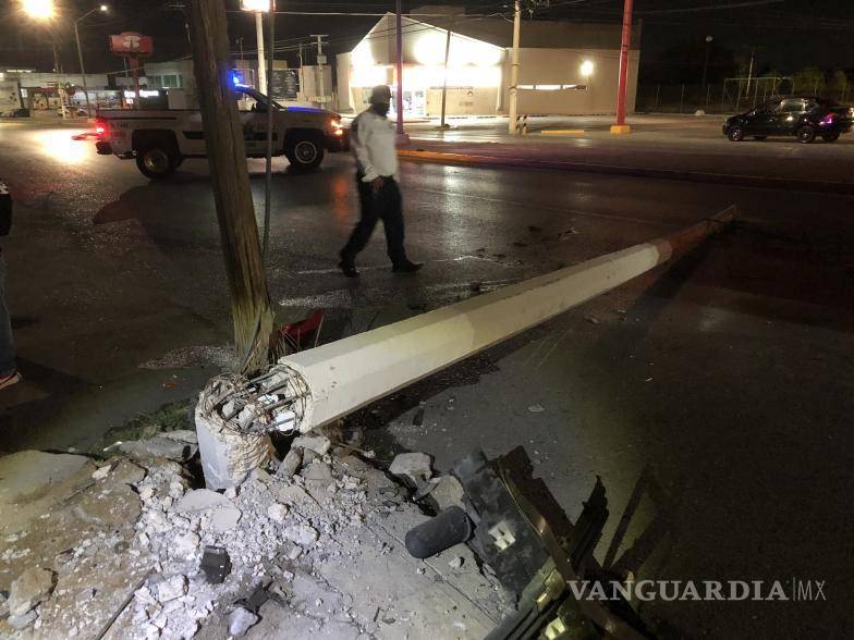 $!Elementos de la CFE cortaron la corriente del poste para evitar un corto circuito.