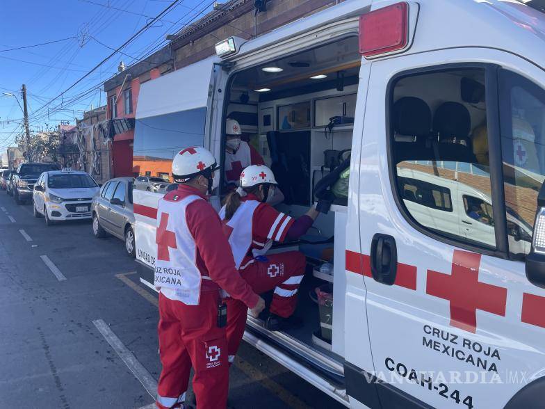 $!Una ambulancia de la Cruz Roja llegó al lugar para evaluar a los ocupantes de los vehículos involucrados.