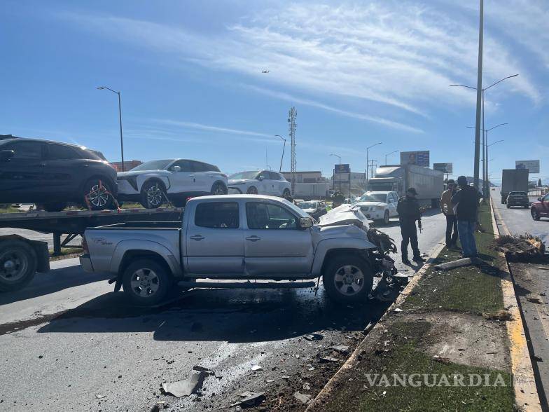 $!El tráiler de la empresa Tramossa derribó una palma y cruzó al carril contrario tras perder el control en el bulevar Ramos Arizpe.