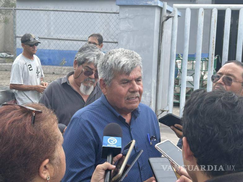 $!Julián Torres Ávalos, del Grupo de Defensa Laboral de Trabajadores de AHMSA, comentando ante medios los motivos de esta acción colectiva.