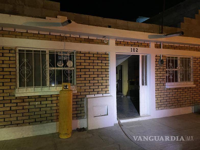 $!La intervención de los bomberos y la Policía Municipal impide una posible explosión de los tanques de gas, tras la detención de un individuo en su domicilio.