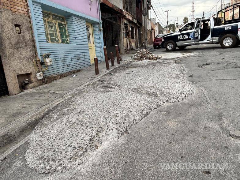 $!Casi un mes después, el concreto vertido sigue bloqueando la calle y complicando la movilidad de vecinos y comercios en el límite del Centro y Santa Anita.