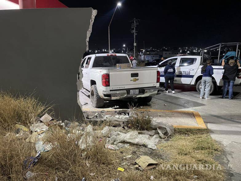 $!Elementos de Tránsito Municipal aseguraron al conductor, quien se mostró agresivo tras el accidente.