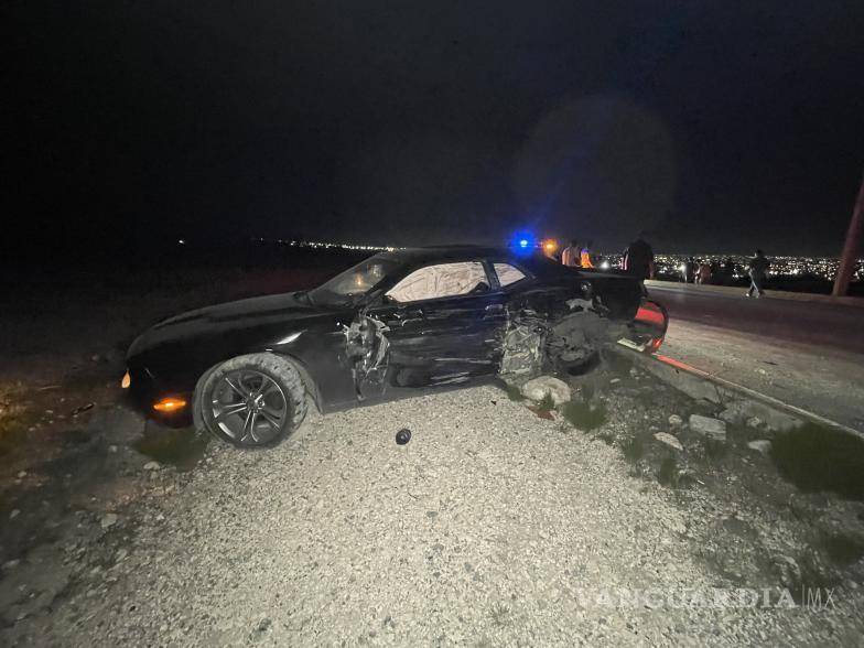 $!El vehículo abandonado quedó sobre un terreno aledaño a la Sierra de Zapalinamé, luego de perder el control tras el impacto con la unidad en movimiento, generando la movilización de autoridades.