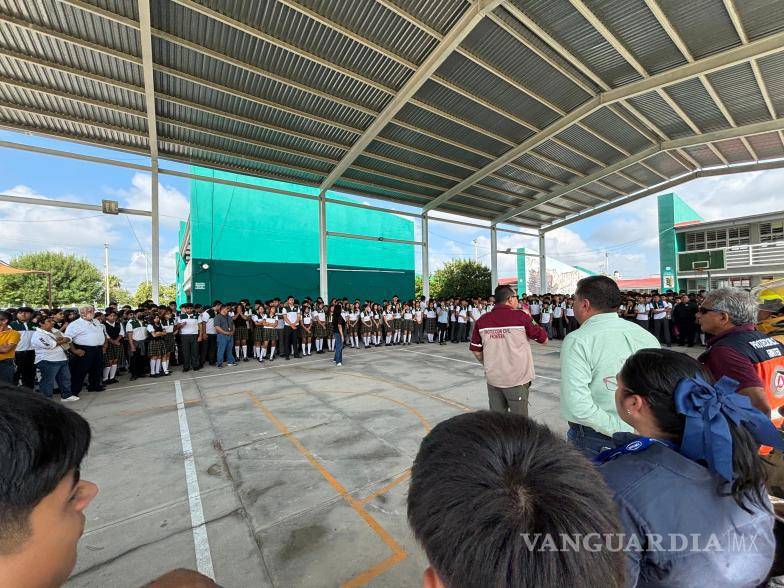 $!La comunidad educativa del Conalep en Frontera participa en un simulacro de evacuación, destacando la importancia de la preparación.