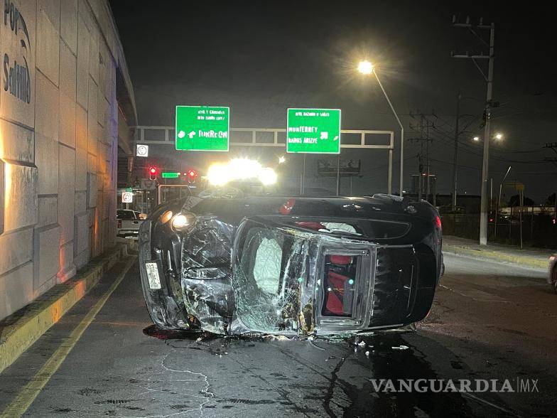 $!Pierde menor el control, impacta camellón y vuelca en periférico LEA de Saltillo