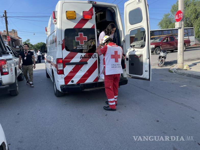 $!La conductora del Aveo blanco fue atendida por paramédicos De la Cruz Roja tras resultar lesionada en el choque múltiple.