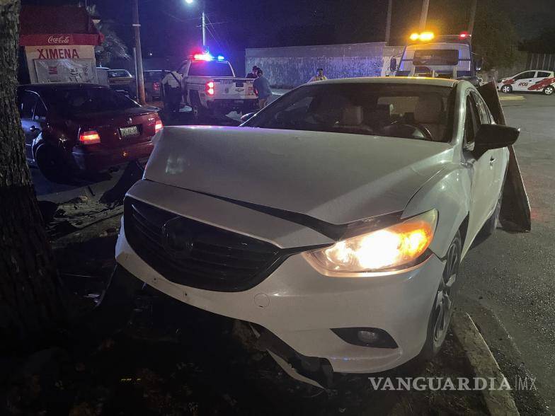 $!Tras el impacto, el vehículo Mazda fue proyectado contra un árbol del camellón central.