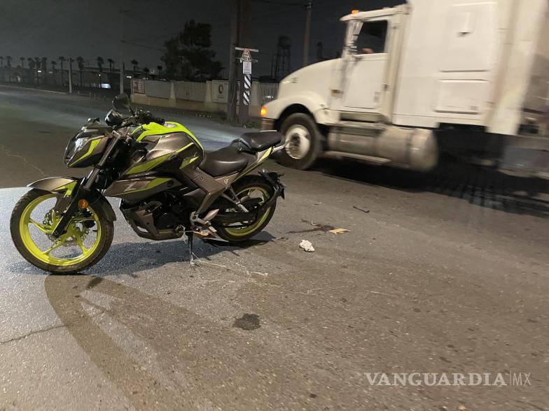 $!Brayan, quien viajaba en una moto Italika 2021, fue arrojado al pavimento, terminando herido.