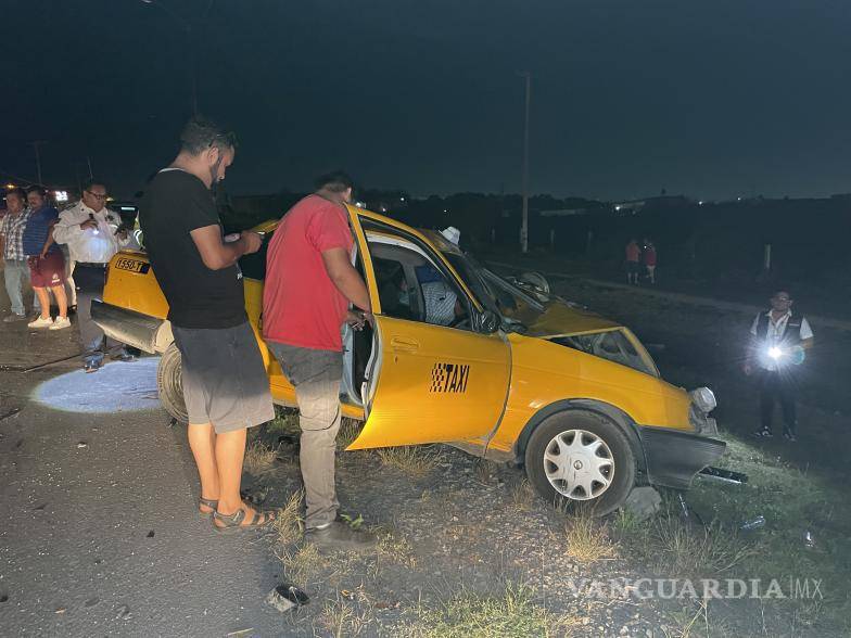 $!Cerca de las 20:30 horas, el conductor el vehículo Nissan Tsuru y del Chrysler colisionaron de frente.