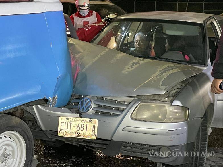 $!El auto chocó contra la combi.