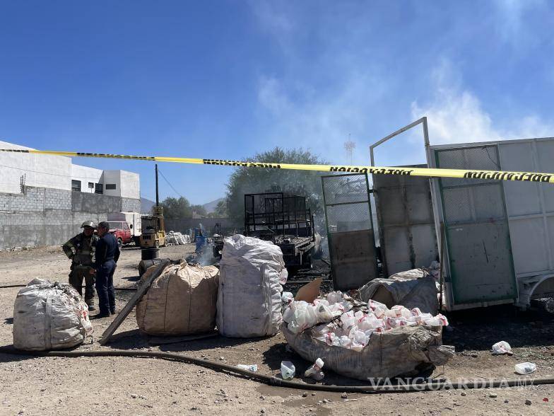 $!El incendio inició por una colilla de cigarro y se extendió rápidamente a materiales plásticos.