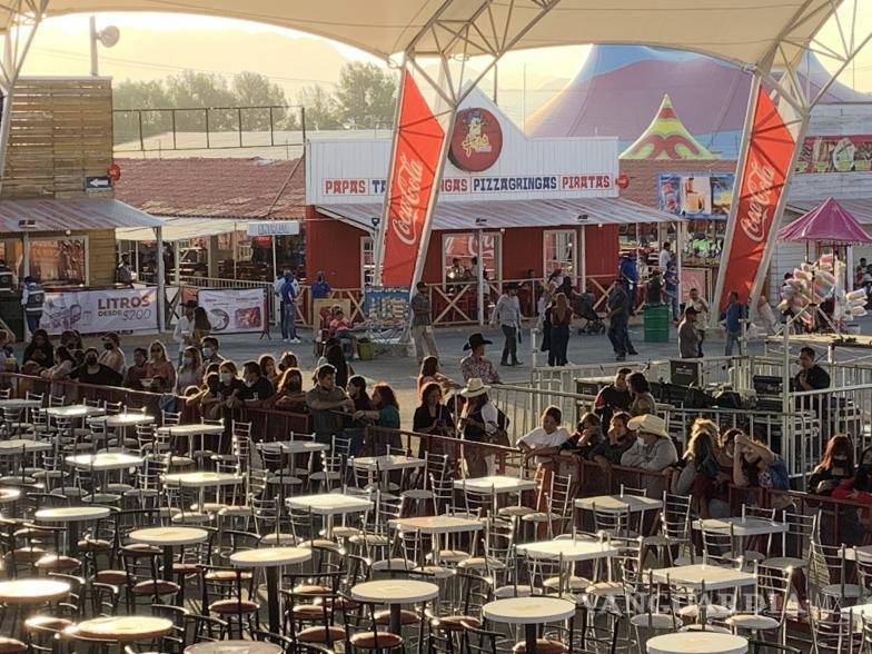 $!Fans de la banda permanecieron atentos al equipo de sonido y músicos que preparaban los instrumentos para llevar a cabo el concierto.