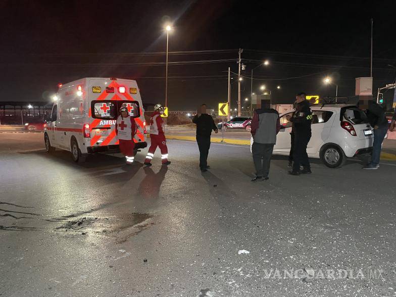 $!Paramédicos de la Cruz Roja valoraron al conductor, quien solo sufrió golpes leves.