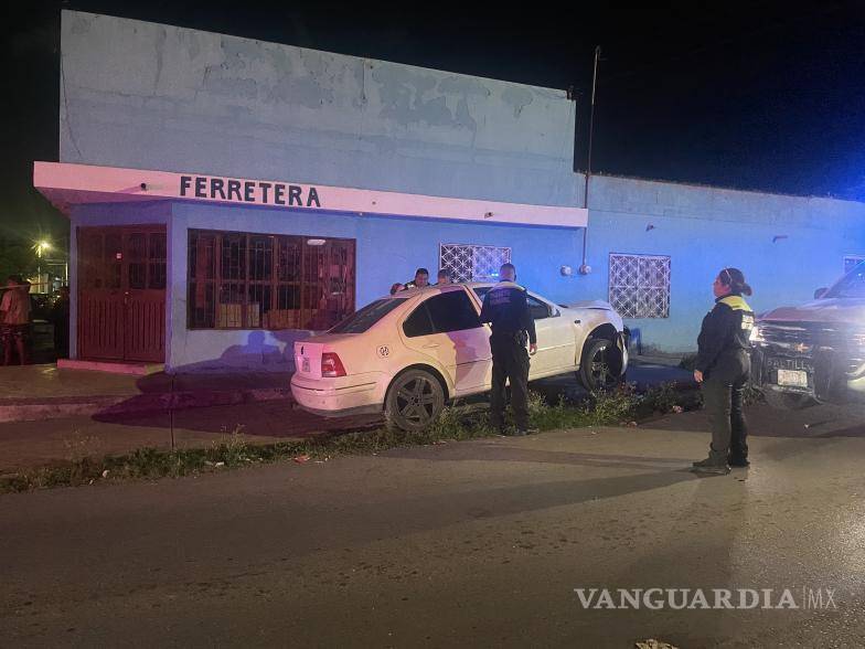 $!Elementos de Tránsito Municipal acordonaron el área donde quedó el Volkswagen Jetta luego de que su conductor, un mecánico de 52 años identificado como Orlando Javier Pérez, sufriera un aparente infarto mientras circulaba por la avenida Juan Navarro.