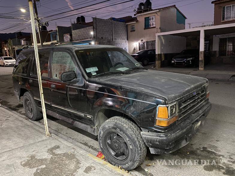 $!Robaron juguetes y el estéreo de esta camioneta en la colonia Mirasierra.