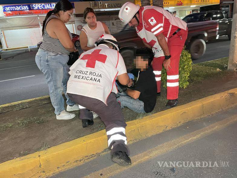 $!Paramédicos de la Cruz Roja brindaron atención al motociclista y recomendaron su traslado a un hospital para descartar una fractura.