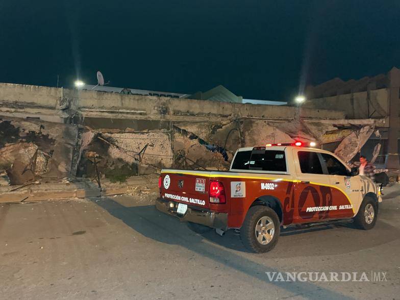 $!Elementos de Protección Civil acordonaron los accesos al centro comercial.