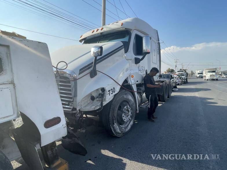 $!El accidente paralizó la circulación de la vialidad.