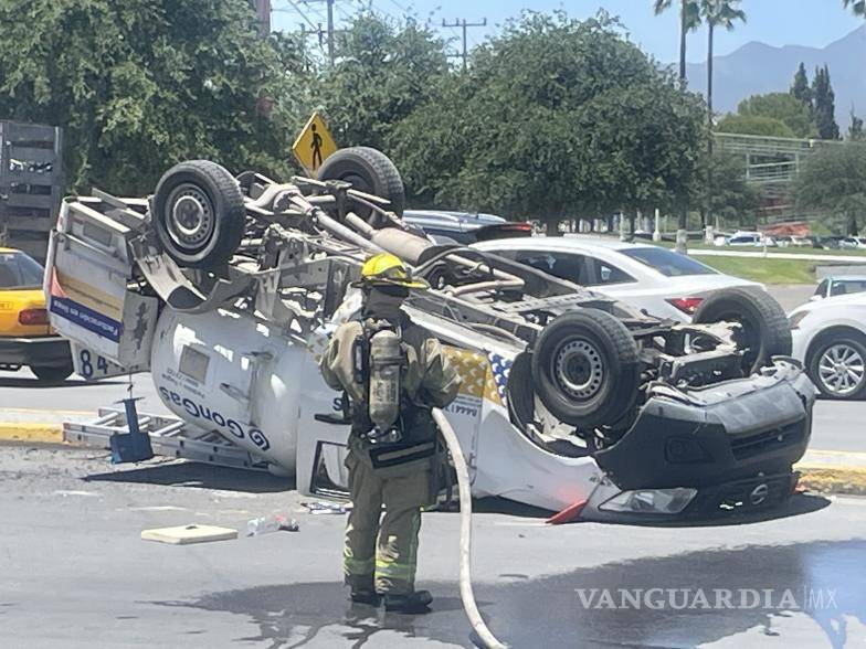 $!La unidad transportaba una cisterna con capacidad de 3 mil litros de gas de la empresa Gongas.