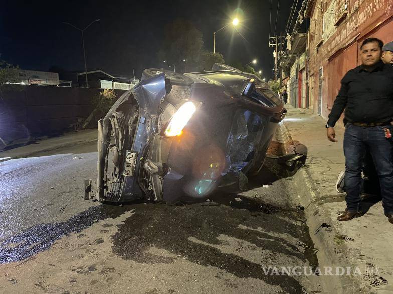 $!El hombre, originario de la Ciudad de México, fue atendido mientras que su vehículo quedó completamente destrozado.