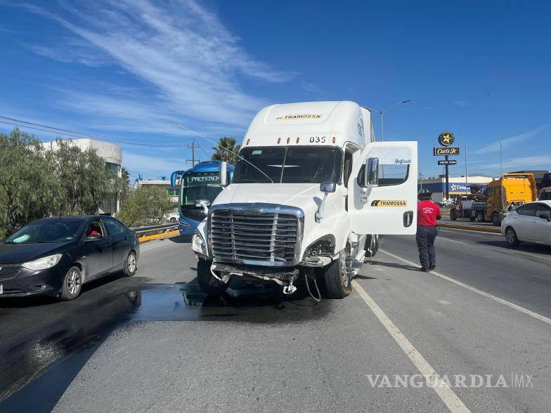 $!El tráiler derribó una palma, cruzó hacia el carril contrario y chocó contra una camioneta, dejando solo daños materiales.