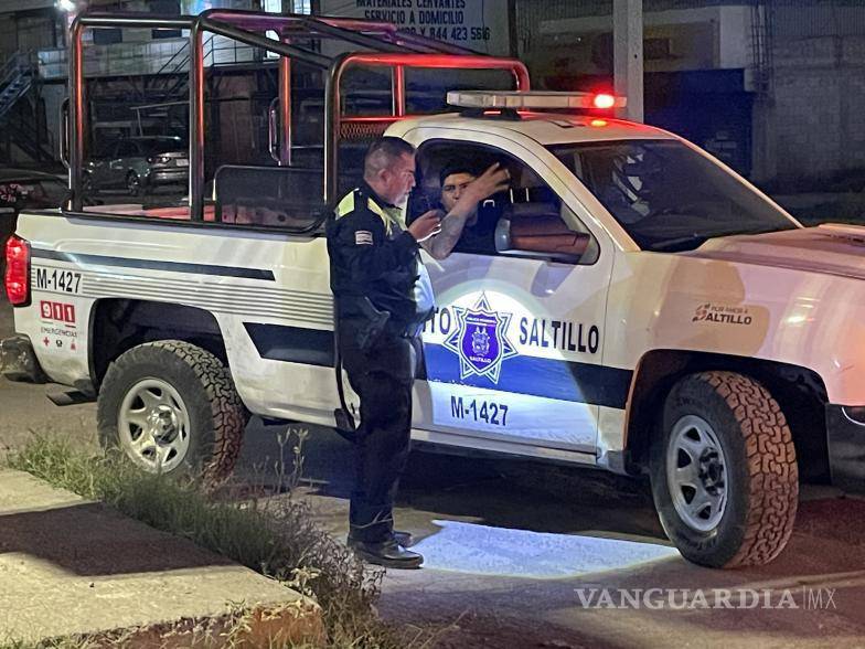 $!Elementos de Tránsito Municipal aseguraron al presunto responsable, identificado como Daniel ¨N¨, quien terminó con una lesión en el antebrazo derecho y se negó a recibir atención médica.