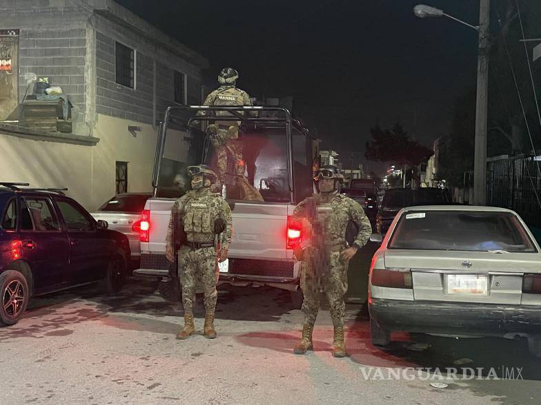 $!Patrullas y unidades federales permanecieron en la zona mientras se desarrollaba el operativo nocturno.