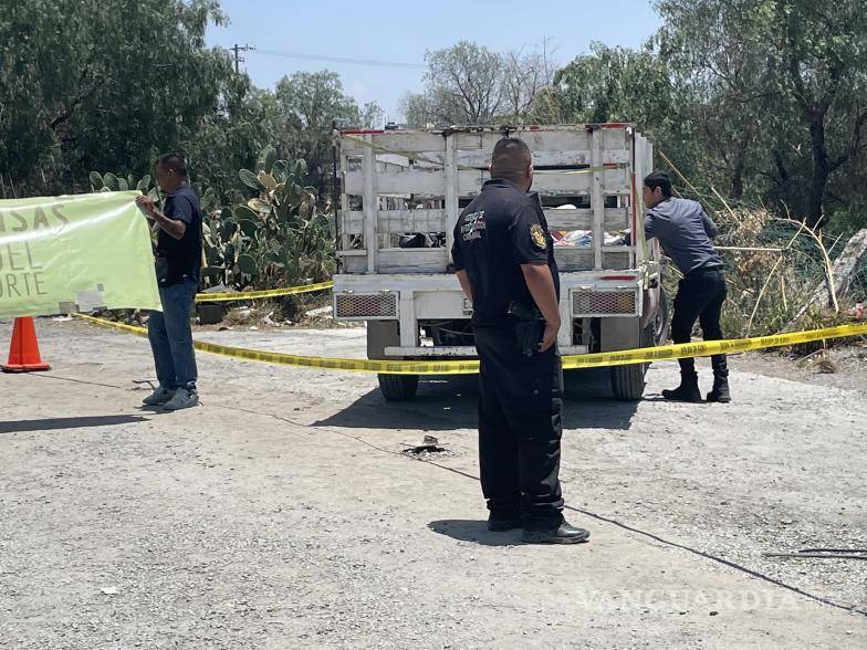 $!Aseguran los empleados que las autoridades “les plantaron” propaganda y los policías de inmediato retiraron al perito para evitar una agresión en su contra.