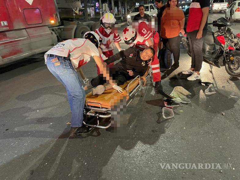 $!El conductor de la motocicleta no pudo incorporarse debido a sus lesiones y tuvo que ser inmovilizado por los socorristas.