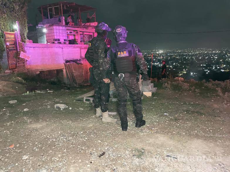 $!La zona del percance fue acordonada por autoridades tras la persecución que terminó con la caída de la unidad en un arroyo de la colonia María de León.