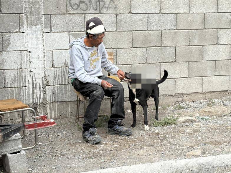 $!Socorristas colocaron un vendaje en la cabeza del afectado para controlar la lesión que presentaba.
