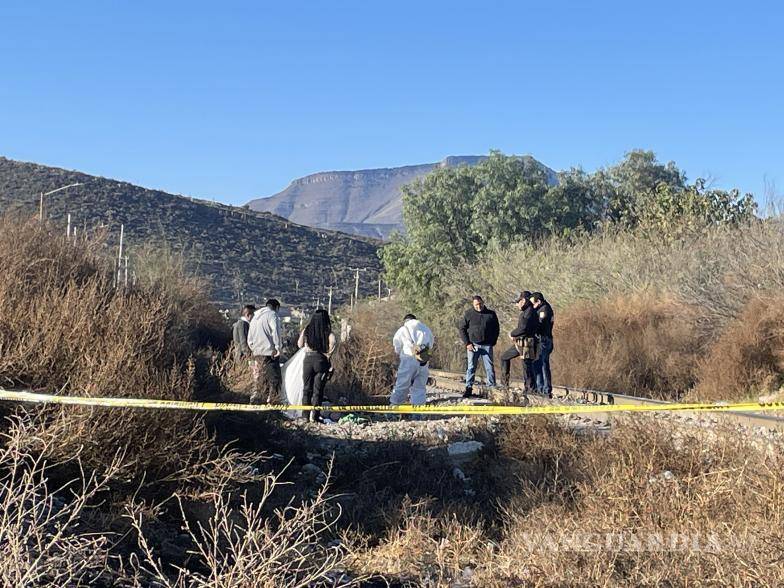 $!Elementos de la policía acordonaron el área cercana a las vías del tren donde se halló el cuerpo sin vida del albañil.