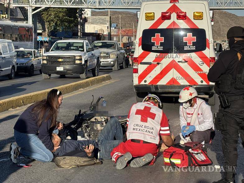$!Paramédicos de la Cruz Roja atienden al motociclista lesionado tras el choque ocurrido en periférico Luis Echeverría.
