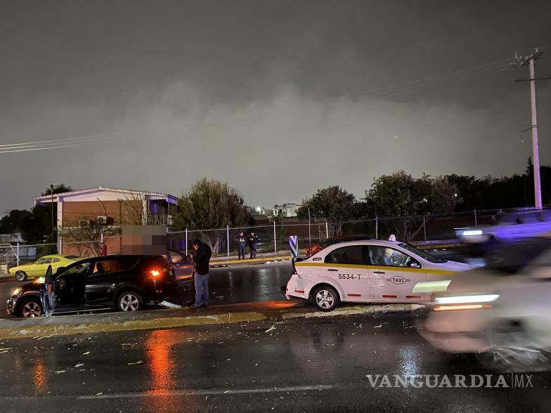 $!El accidente en el paso inferior del periférico Luis Echeverría generó tráfico intenso durante varias horas.
